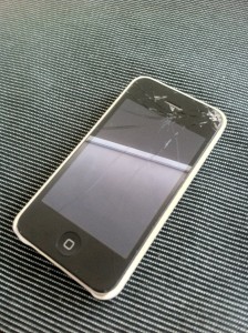 破損したiPhone