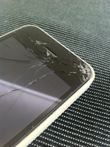 破損したiPhone